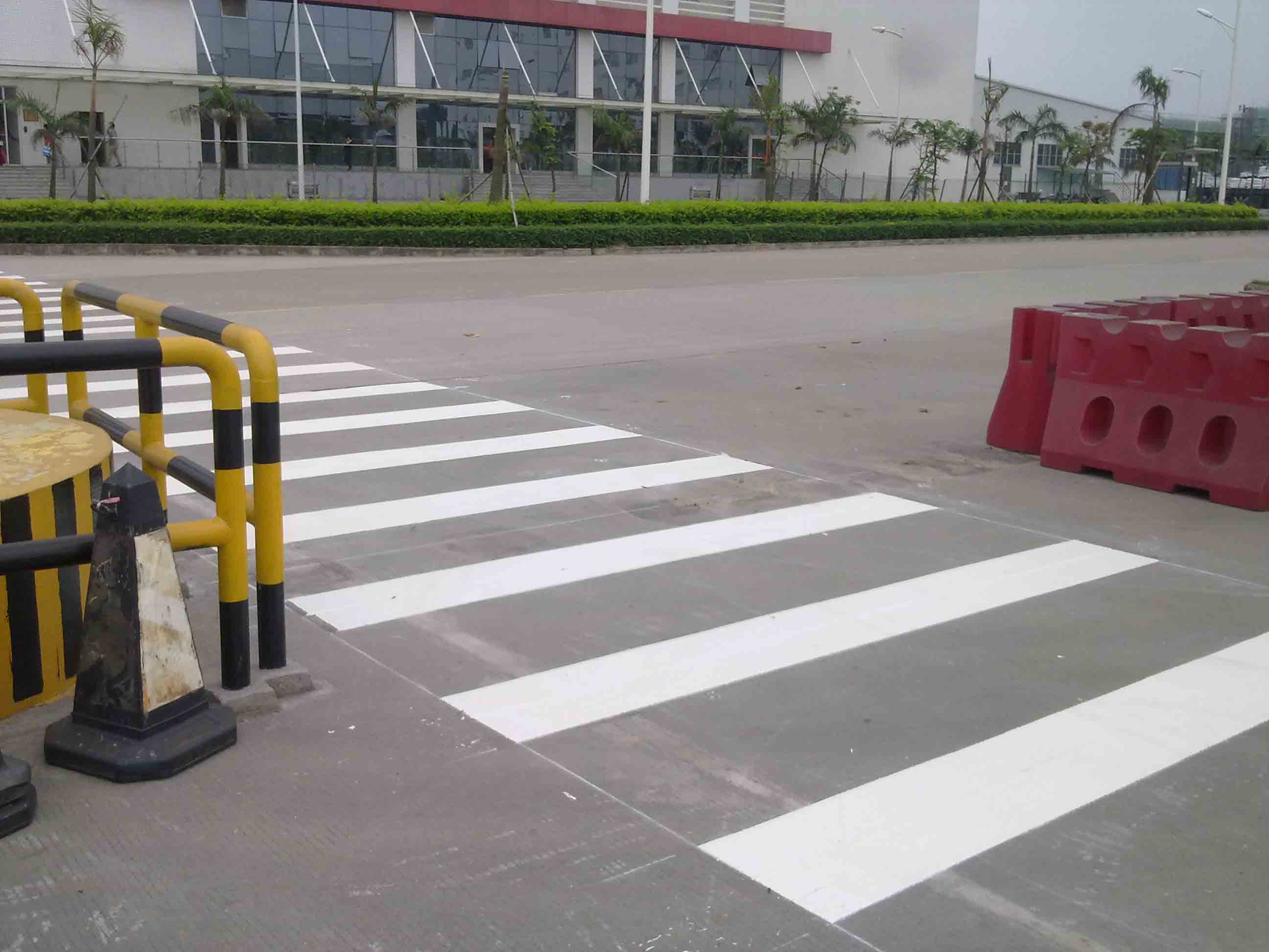 工廠交通安全設施全面升級 道路劃線、標牌安裝與限速管理實踐案例